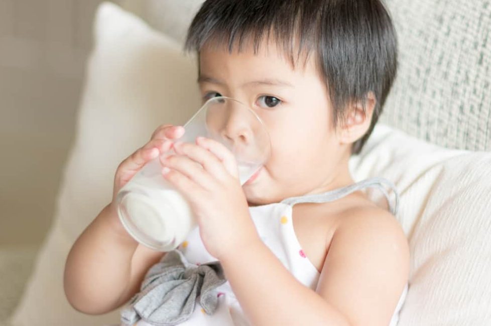 Anak Susah Makan, Bolehkah Disiasati dengan Minum Susu?