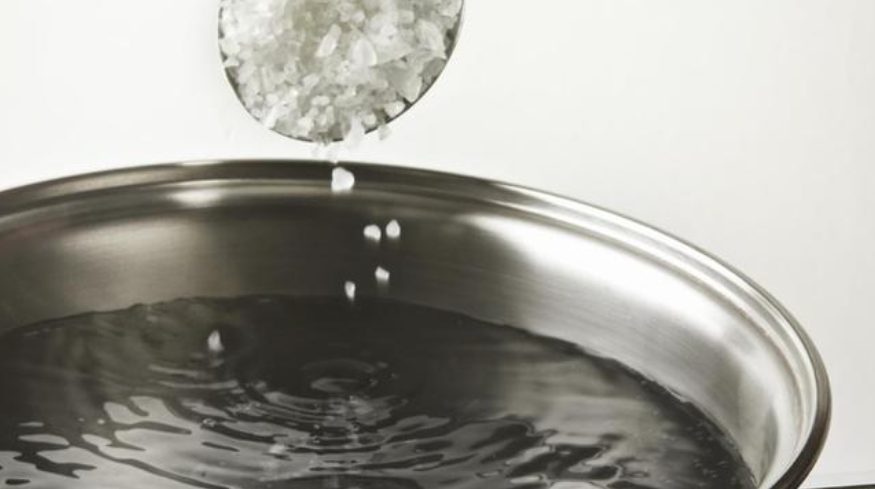 20 Manfaat Air Garam Bagi Kesehatan, Dapat Diminum dan Berkumur