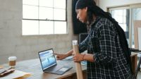 6 Rekomendasi Laptop 2 in 1 (Hybrid) Terbaik di Bawah Rp7 Juta