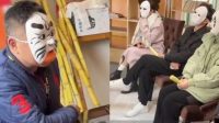Tak Dinilai dari Penampilan, Peserta Interview Pekerjaan Ini Harus Pakai Topeng